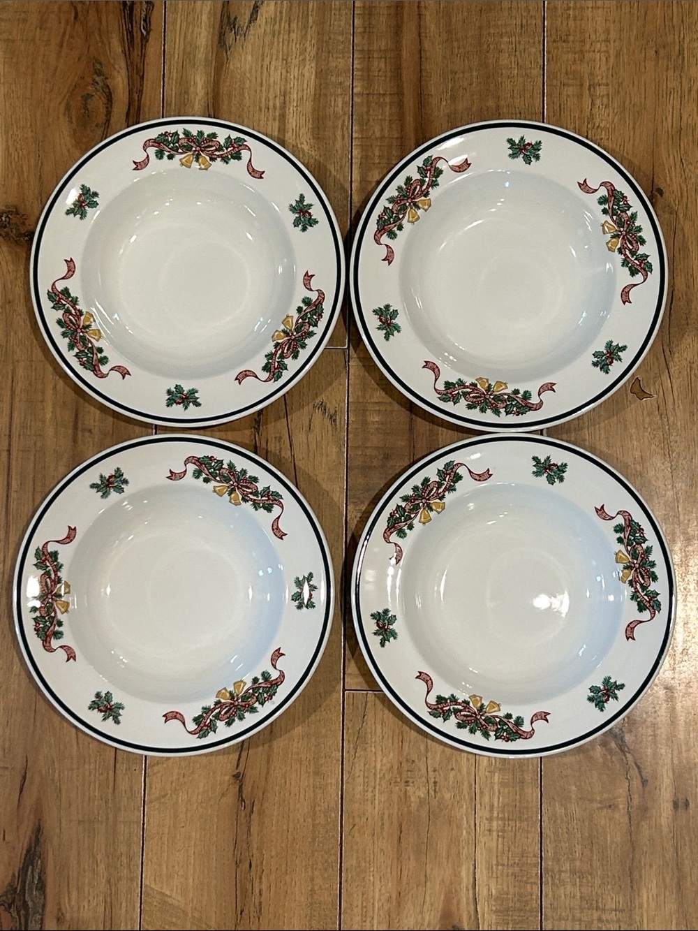 Johnson Brothers Victorian Christmas Rimmed Soup Bowl Set of 4 - Picture 4 of 6